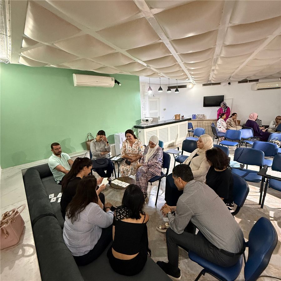 Un groupe assis en cercle