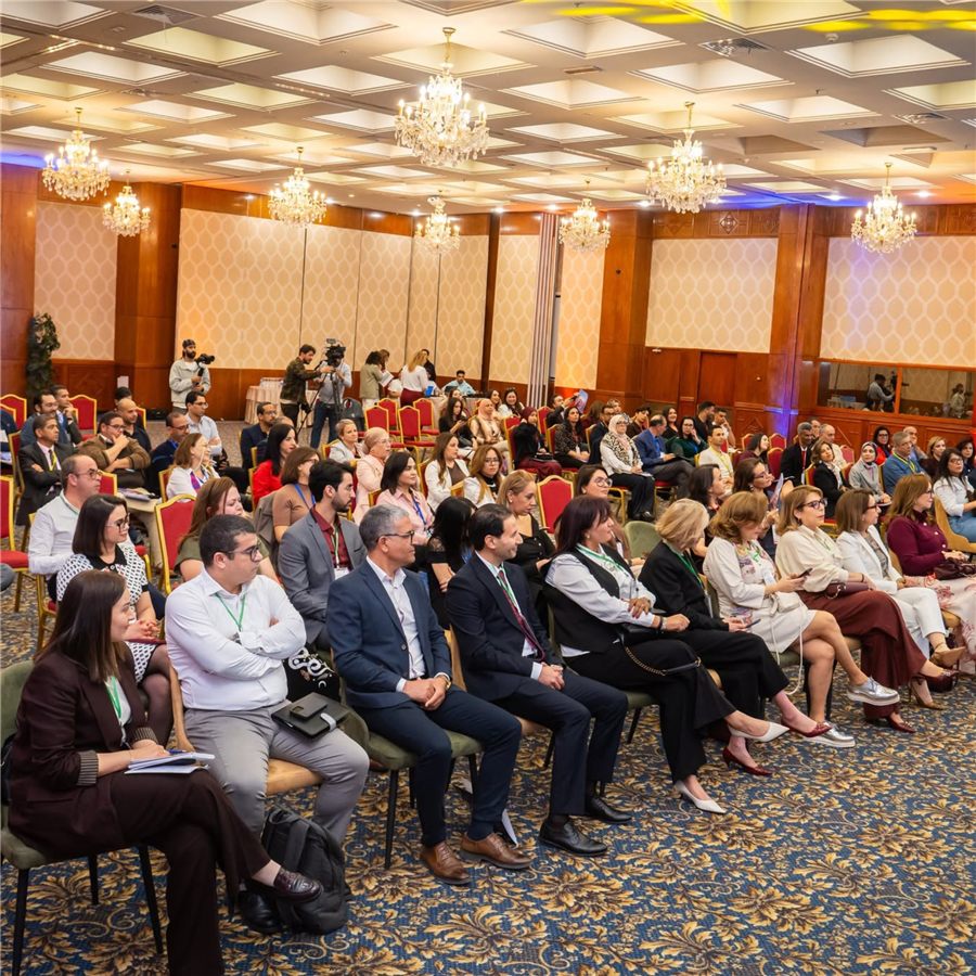 Une grande salle de conférence pleine