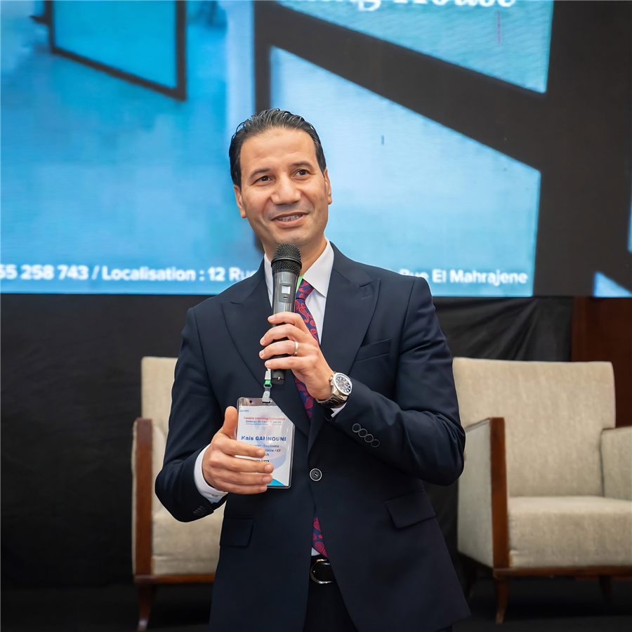 Dr. Kais Gannouni, micro en main, lors d'une conférence